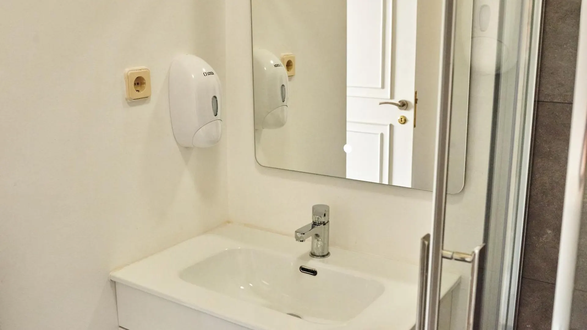 Ljmonade Hostel كاسكايس البرتغال
